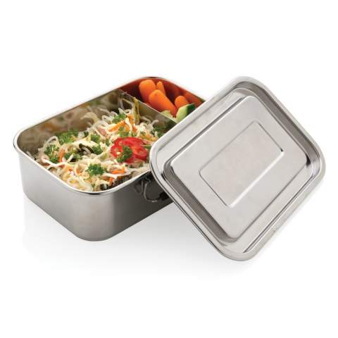 Diese grundsolide und auslaufsichere Lunchbox mit 2 Clipverschlüssen besteht zu 95 % aus recyceltem Stainless Steel und hält Ihre Lieblingsgerichte lange frisch und schmackhaft. Zeitloses Design und strapazierfähiges Material machen diese Lunchbox zum idealen Begleiter in der Schule oder im Büro. Die Brotdose aus Edelstahl ist leicht zu reinigen, sollte aber nicht in die Spülmaschine oder in die Mikrowelle gestellt werden. Hergestellt aus RCS (Recycled Claim Standard)-zertifiziert recycelten Materialien. Eine RCS-Zertifizierung gewährleistet eine vollständig zertifizierte Lieferkette der recycelten Materialien. Gesamter Recyclinganteil basierend auf dem Artikelgewicht. Nur für kalte Speisen. Fassungsvermögen 0,8 Liter.