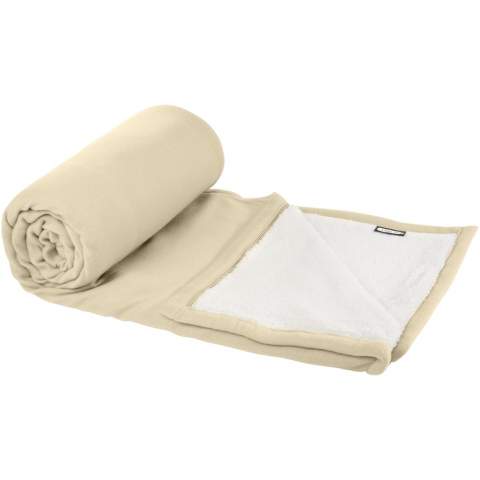 Ultra-soft GRS certified RPET polar fleece and 180 g/m2 sherpa blanket. Comes with a 190T RPET carry pouch with drawstring closure. Packed in a recycled polybag. Pouch size: length 40 cm, diameter 18 cm.