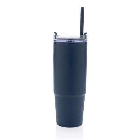 Maak kennis met de Tana tumbler. Een 900 ml plastic tumbler gemaakt van 42% gerecycled materiaal voor milieuvriendelijke hydratatie met een lage impact. Of je nu aan het werk , onderweg of aan het sporten bent, deze tumbler is je ideale metgezel. De geavanceerde deksel heeft een draaibare dop met drie standen: een morsbestendige rietjesopening, een drinktuit en een volledig afgesloten deksel. Het ergonomische handvat met comfortabele grip zorgt voor gemakkelijk dragen, en de slanke basis past in de meeste autobekerhouders. Alleen met de hand afwassen. Totaal gerecyclede inhoud: 42% op basis van het totale gewicht van het artikel. Vrij van BPA. Inhoud: 900 ml. Inclusief FSC®-gecertificeerde kraft geschenkverpakking.