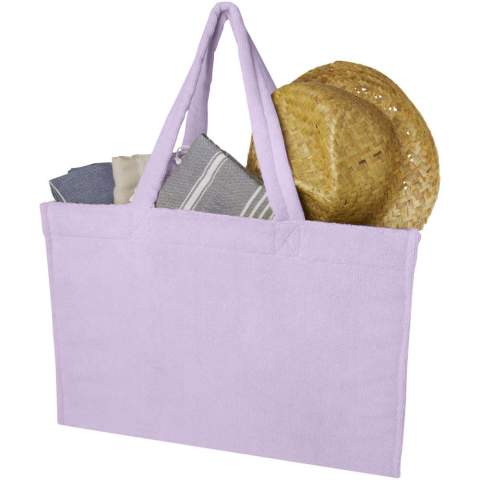 Weich, stilvoll und mühelos vielseitig – die Siam Tragetasche aus Frottee ist der perfekte Sommerbegleiter. Aus plüschigem, GRS-zertifiziertem Frottee (88 % recyceltes Polyester, 12 % Polyamid) bietet sie ein kuscheliges und dennoch leichtes Tragegefühl, ideal für Ausflüge bei warmem Wetter. Entworfen mit einem 27 cm langen Klappgriff für einfaches Tragen und einem großzügigen Fassungsvermögen von 13 Litern, ist diese Tragetasche sowohl praktisch als auch stilvoll. Ob am Strand, beim Stadtbummel oder beim Einkaufen, die Siam Tragetasche aus Frottee verleiht jedem Look einen lässigen und doch raffinierten Touch.