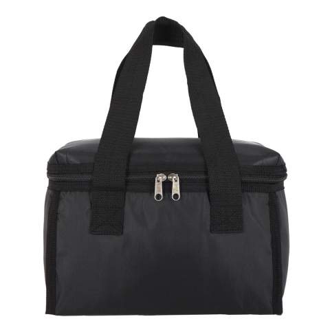 Geräumige Kühltasche die durch ihr schlankes Design optimal verstaut werden kann. Die ideale Kühltasche für ein Picknick, einen Urlaub oder einen Tag am Strand. Das leicht glänzende Material in der Kombination mit den breiten Henkeln verleihen der Kühltasche ein modernes Aussehen.