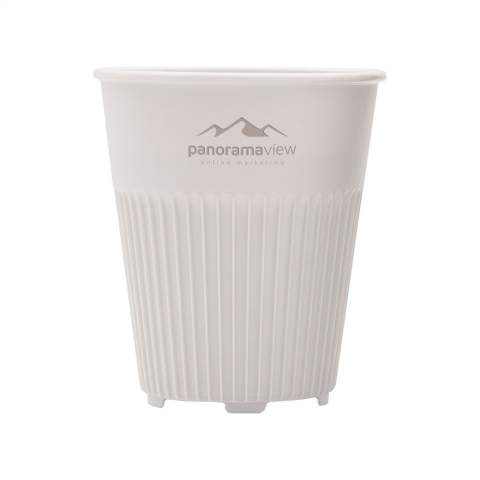 Tasse à café réutilisable de Circular&Co. Fabriqué en PP robuste et 100% recyclable. Ce gobelet empilable n'est pas seulement attrayant, son design met également l'accent sur la fonctionnalité. Les nervures dispersent la chaleur de la boisson et assurent une prise en main confortable. En outre, le gobelet est doté d'une base à séchage rapide. Excellent pour utiliser comme gobelet réutilisable standard à la machine à café. L'alternative parfaite au gobelet à café jetable. Ce gobelet dure plus de 500 cycles de lavage et est recyclable jusqu'à 6 fois. Après seulement deux utilisations, les émissions de CO2 du gobelet sont compensées par rapport à un gobelet à usage unique. Cela signifie que d'énormes quantités de CO2 n'atteignent jamais notre atmosphère. En optant pour un gobelet réutilisable, des milliards de gobelets en moins finiront dans les décharges. Convient uniquement pour le lave-vaisselle dans le panier à vaisselle supérieur. Capacité de 227 ml.