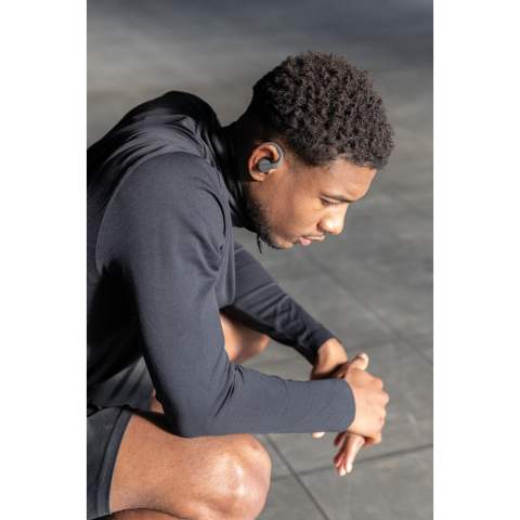 Übertreffen Sie sich selbst und bringen Sie Ihre Fitness mit diesen perfekt sitzenden Workout-Ohrhörern auf die nächste Stufe. Verstellbare, somit perfekt sitzende Ohrbügel sowie Ear-Tips in verschiedenen Größen halten diese Ohrhörer an Ort und Stelle, egal wie intensiv Ihr Training ist. Sie sind leicht und dank IPX5 Schweiß-, Staub- und Wasserbeständigkeit für Spitzenleistung ausgelegt. BT 5.3 sorgt mit den 50mAh Akkus der Ohrhörer für bis zu 8h Spielzeit sowie einen ausgewogenem Sound. Die Ohrhörer und das 600mAh-Ladeetui bestehen aus RCS (Recycled Claim Standard)-zertifiziert recyceltem ABS/TPE. Gesamter Recyclinganteil: 55% bezogen auf das Gesamtgewicht des Artikels. Die RCS-Zertifizierung gewährleistet eine vollständig zertifizierte Lieferkette der recycelten Materialien. Die Ohrhörer können in der Ladebox 3 Mal vollständig aufgeladen werden. Urban Vitamin Artikel werden ohne PVC hergestellt und sind in plastikreduzierten Verpackungen verpackt.<br /><br />HasBluetooth: True<br />SpeakerOutputW: 3.00<br />PVC free: true