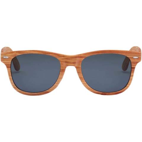 Zonnebril met retrodesign en afwerking in houtlook. Deze zonnebril met UV 400-lenzen is geclassificeerd als categorie 3, waardoor ze de perfecte keuze zijn voor bescherming tegen fel zonlicht. Voldoet aan EU-veiligheidsnorm EN12312-1. Het PC plastic zorgt ervoor dat het product licht buigbaar is voor comfort.
