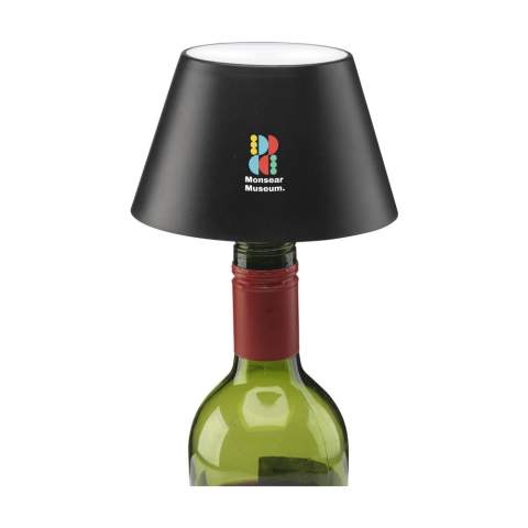 Lampe bouteille design et tendance rechargeable par USB de la marque Wooosh. Fabriqué à partir de plastique ABS recyclé, le bouchon donne une seconde vie aux bouteilles de vin ou de spiritueux vides en les transformant en une lampe de table unique. Une merveilleuse façon de préserver une bouteille spéciale tout en ajoutant une lumière d'ambiance à votre intérieur. La lampe s'insère facilement dans la bouteille et allie un design moderne à une fonctionnalité pratique. Grâce à la fonction de commande tactile, vous pouvez facilement allumer ou éteindre la lampe. Équipée de LED intégrées et d'une puissante batterie de 1200 mAh, cette lampe offre jusqu'à 4 heures de lumière d'ambiance après 2 heures de charge. Sans PVC. Convient aux goulots de bouteilles de 1,6 à 2,2 cm de diamètre. Entrée : 5V/1A. Comprend un câble de charge recyclé Type-C vers Type-C et un mode d'emploi. Certifié RCS. Matière recyclée totale : 32%. Emballage par pièce.