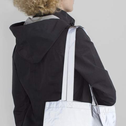 Opvallende boodschappentas met trendy reflecterende coating aan de buitenkant