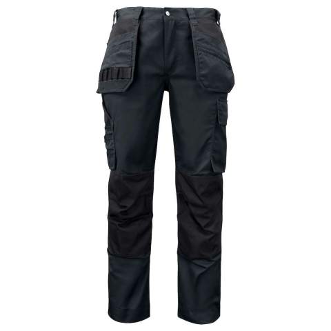 • broek in easycare materiaal van polyester/katoen dat zorgt voor een goed behoud van vorm en kleur<br />• twee spijkerzakken met extra compartiment en extra zakje met ritssluiting<br />• twee achterzakken met klep en velcrosluiting<br />• beenzak met extra compartiment en klep met velcrosluiting<br />• duimstokzak met mesknoop<br />• verstelbare kniezakken aan de binnenzijde (twee hoogtes)<br />• versteviging aan de spijkerzakken, duimstokzak en kniezakken                       <br />• reflecterende piping aan de zijkant van de broekspijpen<br />• de maten C42-C64 kunnen verlengd worden met 5 cm (extra zoom)