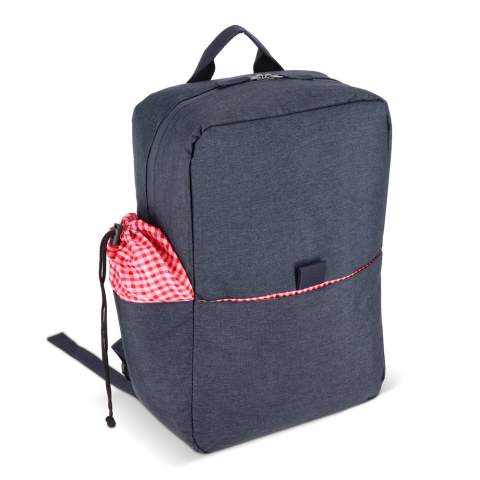 Sac à dos élégant en R-PET avec effet chiné. Ce sac isotherme garde vos aliments et boissons au frais pour votre pique-nique. La doublure à carreaux lisse est facile à nettoyer et donne une petite touche sympa à ce sac à dos moderne. Le sac est équipé d'un compartiment spécial pour bouteille de vin.