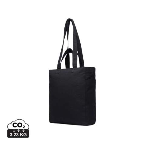 Draag je dagelijkse benodigdheden met de Hilo tas met ritssluiting. Deze tas combineert robuuste materialen met een tijdloos ontwerp, met een ritssluiting voor veilige opslag en zowel bovenhandgrepen als schouderbanden voor veelzijdige draagopties. Twee open buitenvakken aan beide uiteinden bieden handige toegang tot essentiële spullen, waardoor de tas perfect is voor dagelijkse boodschappen of professioneel gebruik. Het gerecyclede canvas dat in de tas wordt gebruikt is ongeverfd en in onbewerkte vorm, zonder chemicaliën van verven of bleken, waardoor het een minder belastende keuze is. De samenstelling van de tas is 100% gerecycled materiaal, wat onze toewijding aan verantwoord inkopen benadrukt. De tas is ook voorzien van AWARE™ tracertechnologie, waarmee het echte gebruik van gerecyclede materialen wordt bevestigd. 2% van de opbrengst van elk verkocht Impact-product wordt gedoneerd aan Water.org.