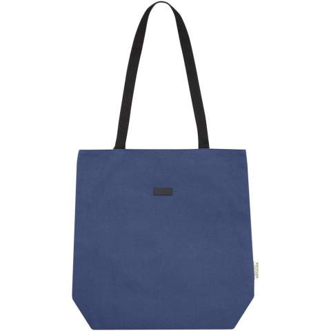 Sac shopping en toile recyclée certifiée GRS et doublure en RPET certifiée GRS. Ce sac shopping polyvalent dispose d'un compartiment rembourré pour ordinateur portable de 15" et de deux poches à l'intérieur pour un téléphone, un portefeuille ou des accessoires. Il dispose d'une fermeture à bouton facile pour l'ouverture et de poignées confortables en toile de coton. La plaque métallique décorative peut faire briller un logo grâce à sa finition subtile et mate.