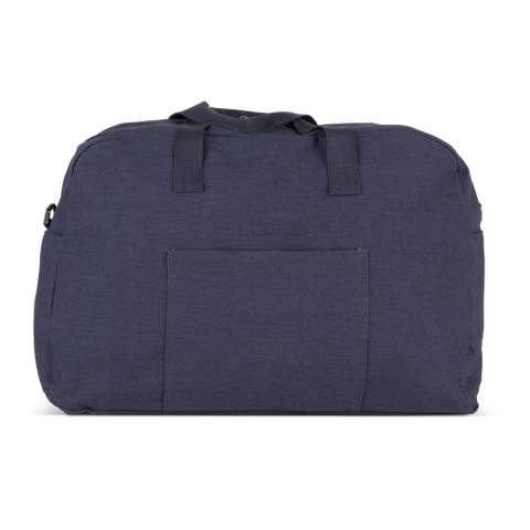 Sturdy travel bag in strong recycled canvas. The structure and washed effect of the material give the bag a durable look. The bag is completely lined and comes with an adjustable cotton shoulder strap and a reinforced base.