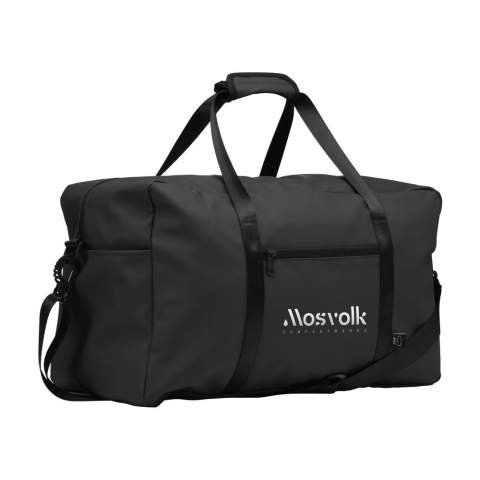 WoW! Sehr geräumige Sport-/Reisetasche mit 2 Reißverschlusstaschen auf der Innenseite und zusätzlichen Taschen auf der Außenseite. Mit Tragegriffen und einem verstellbaren, abnehmbaren Schultergurt. Diese Tasche besteht aus wasserabweisendem PU, zu 7% aus recyceltem PU und zu 25% aus recyceltem Polyester. Verarbeitet mit einem RPET-Futter. Diese vielseitige Tasche ist robust und zudem leicht zu reinigen. Ideal als Sporttasche, Wochenend- und Reisetasche. Gesamtes recyceltes Material: 32%. Fassungsvermögen ca. 35 Liter.