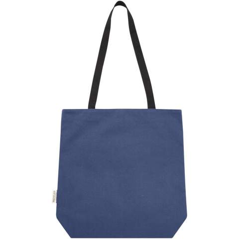 Sac shopping en toile recyclée certifiée GRS et doublure en RPET certifiée GRS. Ce sac shopping polyvalent dispose d'un compartiment rembourré pour ordinateur portable de 15" et de deux poches à l'intérieur pour un téléphone, un portefeuille ou des accessoires. Il dispose d'une fermeture à bouton facile pour l'ouverture et de poignées confortables en toile de coton. La plaque métallique décorative peut faire briller un logo grâce à sa finition subtile et mate.