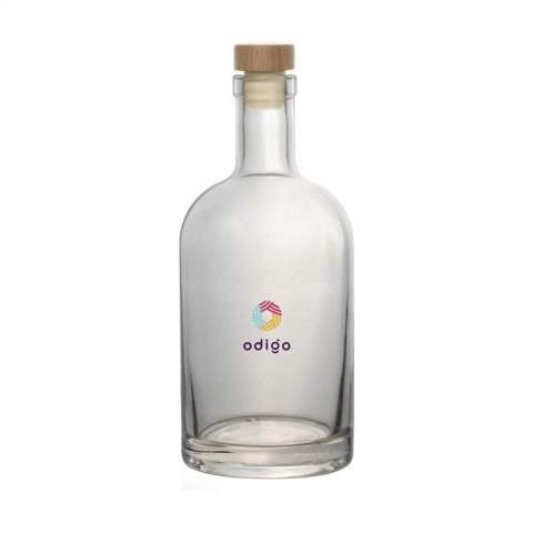 Stilvolle Wasserflasche aus Glas mit Holzkappe, die mit einem Kunststoffkorken und einem stabilen Boden ausgestattet ist. Das zeitlose Design macht diese Flasche ideal als Tischflasche und besonders geeignet für den Einsatz in der Gastronomie. Die Flasche ist spülmaschinengeeignet, der Verschluss mit Korken is nicht spülmaschinengeeignet. Um den Aufdruck zu erhalten, wird Handwäsche empfohlen. Fassungsvermögen 700 ml.