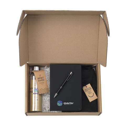 Un coffret cadeau parfait pour de nombreuses occasions différentes. Quelle que soit la célébration : accueillir un nouveau collègue, offrir un cadeau de fin d'année, témoigner votre appréciation aux collaborateurs, ou tout simplement renforcer vos relations professionnelles, vous laisserez un souvenir impérissable avec ce coffret cadeau. Dans ce coffret, vous trouverez les éléments suivants : • 4156.98 Recycled Canvas Bag Colour • 2326.01 Senga RPET Bottle 500 ml • 5810.98 Porta RPET Notebook A5 • 2317.9820 Ebony Recycled Alu.  Personnalisez ce coffret en imprimant un nom, une citation ou un logo sur chaque produit. Ces produits sont livrés sous forme de coffret dans une boîte cadeau kraft.