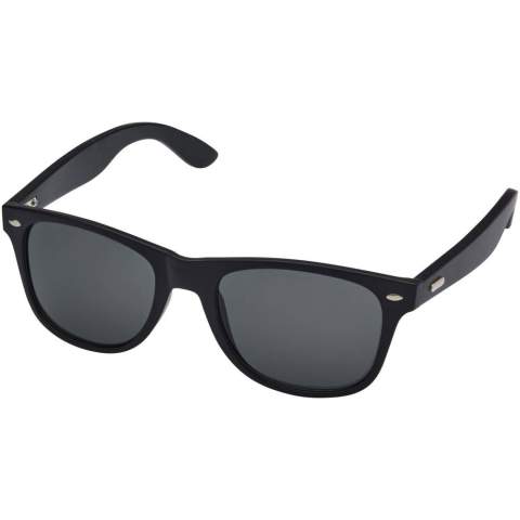 Sonnenbrille im Retro-Design und mit Bambusbügeln. Diese Sonnenbrille mit UV-400-Gläsern entspricht der Kategorie 3 und ist somit die perfekte Wahl für den Schutz vor hellem Sonnenlicht. Erfüllt die europäische Sicherheitsnorm EN12312-1.