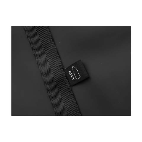 WoW! Sehr geräumige Sport-/Reisetasche mit 2 Reißverschlusstaschen auf der Innenseite und zusätzlichen Taschen auf der Außenseite. Mit Tragegriffen und einem verstellbaren, abnehmbaren Schultergurt. Diese Tasche besteht aus wasserabweisendem PU, zu 7% aus recyceltem PU und zu 25% aus recyceltem Polyester. Verarbeitet mit einem RPET-Futter. Diese vielseitige Tasche ist robust und zudem leicht zu reinigen. Ideal als Sporttasche, Wochenend- und Reisetasche. Gesamtes recyceltes Material: 32%. Fassungsvermögen ca. 35 Liter.
