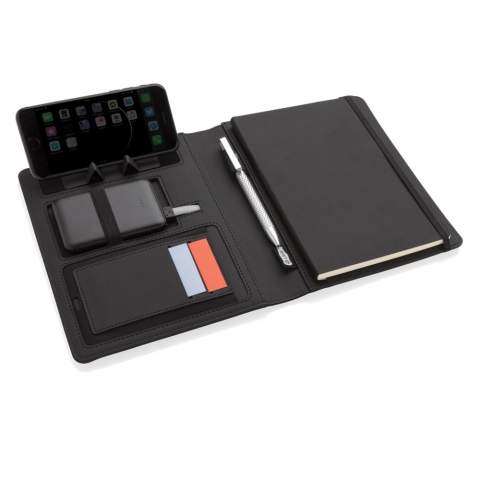 Met deze RPET notebook cover kunt u uw vergaderingen in stijl bijwonen. De voorkant heeft een draadloos oplaadstation voor uw smartphone. (Nieuwste generaties Android, iPhone 8 en hoger). Oudere telefoons en tablets kunnen worden opgeladen via de USB-poorten van de 5.000 mAh powerbank. Input: 5.0V / 2.1A. Uitgang 1: 5.0V / 2.1A. Uitgang 2: 5.0V / 2.1A. Draadloze uitgang: 5W. Geregistreerd ontwerp®<br /><br />NotebookFormat: A5<br />WirelessCharging: true<br />PowerbankCapacity: 5000<br />NumberOfPages: 128<br />PaperRulingLayout: Gelinieerde pagina's