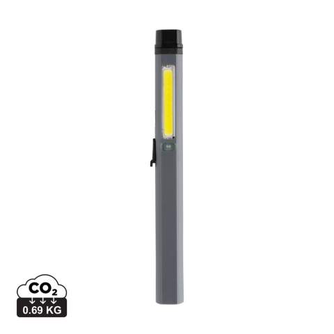 Zakformaat penlamp met superheldere COB, LED en blauw licht gemaakt van RCS-gecertificeerd gerecycled ABS-plastic. Totale gerecyclede inhoud: 33% op basis van het totale gewicht van het artikel. RCS-certificering garandeert een volledig gecertificeerde toeleveringsketen van de gerecyclede materialen. De penlamp maakt gebruik van een oplaadbare A-klasse 460 mAh lithiumbatterij, dus je hoeft de batterijen niet te vervangen. Gewoon opladen via je USB-poort. De penlamp wordt geleverd met 260 lumen COB, 80 lumen LED en blauw licht. Met 4 modi: COB, COB 50%, LED-licht en blauw licht. Met een clip aan de achterkant. Met type C-poort voor opladen. Gebruikstijd op één lading: 3 uur.<br /><br />Lightsource: COB LED<br />PVC free: true
