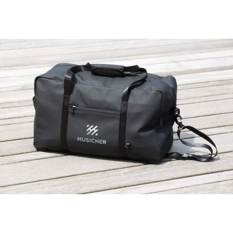 WoW! Sehr geräumige Sport-/Reisetasche mit 2 Reißverschlusstaschen auf der Innenseite und zusätzlichen Taschen auf der Außenseite. Mit Tragegriffen und einem verstellbaren, abnehmbaren Schultergurt. Diese Tasche besteht aus wasserabweisendem PU, zu 7% aus recyceltem PU und zu 25% aus recyceltem Polyester. Verarbeitet mit einem RPET-Futter. Diese vielseitige Tasche ist robust und zudem leicht zu reinigen. Ideal als Sporttasche, Wochenend- und Reisetasche. Gesamtes recyceltes Material: 32%. Fassungsvermögen ca. 35 Liter.