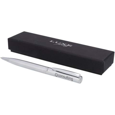 Stylo à bille léger au design exclusif disponible en finition brossé mat or avec des accents colorés dorés et en argenté mat brossé avec des accents colorés chromés. Recharge d'encre noire de qualité supérieure inclus et emballage dans une boîte cadeau « LUXE » (16,5 x 4,5 x 2,8 cm).