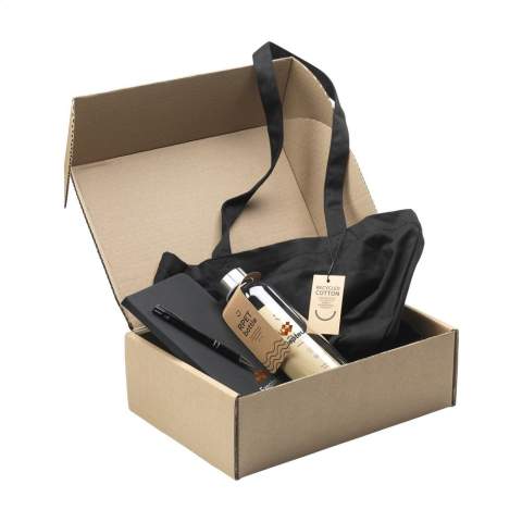 Un coffret cadeau parfait pour de nombreuses occasions différentes. Quelle que soit la célébration : accueillir un nouveau collègue, offrir un cadeau de fin d'année, témoigner votre appréciation aux collaborateurs, ou tout simplement renforcer vos relations professionnelles, vous laisserez un souvenir impérissable avec ce coffret cadeau. Dans ce coffret, vous trouverez les éléments suivants : • 4156.98 Recycled Canvas Bag Colour • 2326.01 Senga RPET Bottle 500 ml • 5810.98 Porta RPET Notebook A5 • 2317.9820 Ebony Recycled Alu.  Personnalisez ce coffret en imprimant un nom, une citation ou un logo sur chaque produit. Ces produits sont livrés sous forme de coffret dans une boîte cadeau kraft.