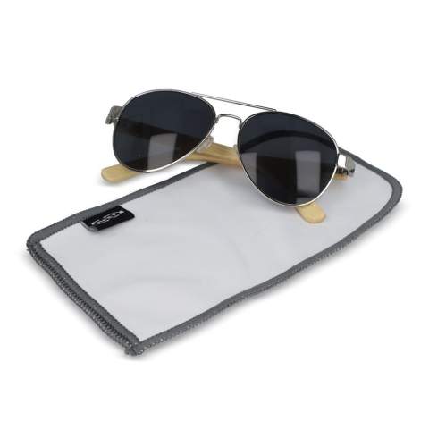 Cet étui à lunettes est fabriqué en 400g/m² de PET 100% recyclé. L'extérieur est en microfibre lisse à tissage plat et l'intérieur est en tissu éponge pour offrir une protection supplémentaire à vos lunettes. Apposez votre marque sur l'ensemble de ce produit grâce à un motif de sublimation en couleur. 