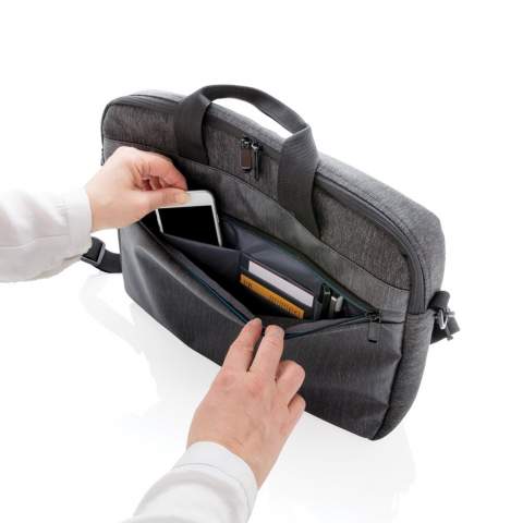 Diese 900D Laptop Tasche mit einem Hauptfach für bis zu 15" Laptops hat auch noch eine Vortasche mit Reißverschluss für all Ihre kleinen Utensilien. Mit verstärkten Griffen und einem gepolstertem Schultergurt. PVC-frei.<br /><br />FitsLaptopTabletSizeInches: 15.6<br />PVC free: true