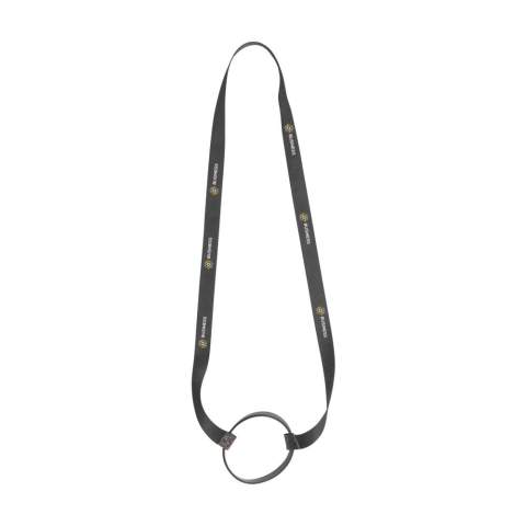 Schlüsselband aus stark gewebtem RPET-Polyester mit universellem Silikon-Getränkehalter (Ø 6 cm). Inklusive Vollfarbsublimationsdruck aufbeiden Seiten des Schlüsselbandes. Ein schönes Gadget auf Festivals und Events. So haben Sie die Hände frei und haben Ihren eigenen Mehrwegbecher immer griffbereit. Hergestellt in Europa. Das Lanyard wird ohne Becher geliefert.