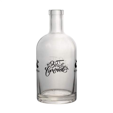 Stilvolle Wasserflasche aus Glas mit Holzkappe, die mit einem Kunststoffkorken und einem stabilen Boden ausgestattet ist. Das zeitlose Design macht diese Flasche ideal als Tischflasche und besonders geeignet für den Einsatz in der Gastronomie. Die Flasche ist spülmaschinengeeignet, der Verschluss mit Korken is nicht spülmaschinengeeignet. Um den Aufdruck zu erhalten, wird Handwäsche empfohlen. Fassungsvermögen 700 ml.