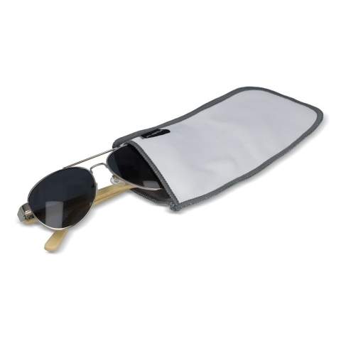 Cet étui à lunettes est fabriqué en 400g/m² de PET 100% recyclé. L'extérieur est en microfibre lisse à tissage plat et l'intérieur est en tissu éponge pour offrir une protection supplémentaire à vos lunettes. Apposez votre marque sur l'ensemble de ce produit grâce à un motif de sublimation en couleur. 