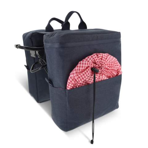 Double sacoche pour vélo en R-PET chiné. L’une des sacoches est isotherme et garde les aliments et les boissons au frais pendant le trajet. L'autre sacoche contient un ensemble complet de pique-nique pour 4 personnes. La doublure à carreaux lisses donne une touche surprenante à ce sac moderne. Un côté d’une sacoche possède un compartiment spécial pour bouteille de vin. 