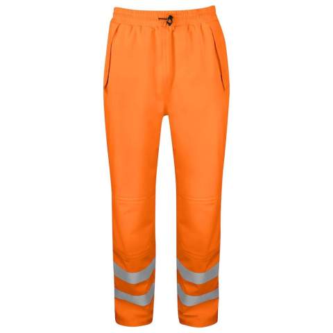 • wind- en waterdichte, ademende regenbroek met getapete naden<br />• elastische taille met trekkoord<br />• zijzakken aan beide kanten<br />• ritssluitingen met flap aan de zijkanten<br />• aanpasbare wijdte met velcro<br />• lange ritssluitingen bedekt met flap aan de achterkant om makkelijk de regenbroek over een andere broek te trekken  (bv.: 35cm in maat L)