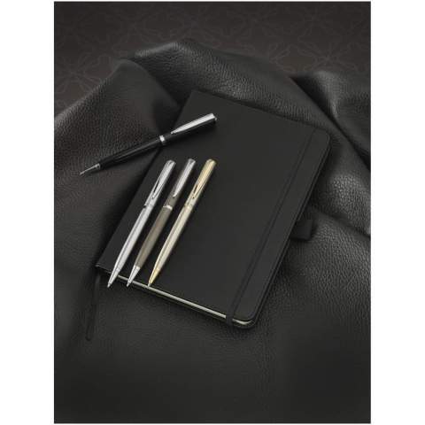 Stylo à bille léger au design exclusif disponible en finition brossé mat or avec des accents colorés dorés et en argenté mat brossé avec des accents colorés chromés. Recharge d'encre noire de qualité supérieure inclus et emballage dans une boîte cadeau « LUXE » (16,5 x 4,5 x 2,8 cm).