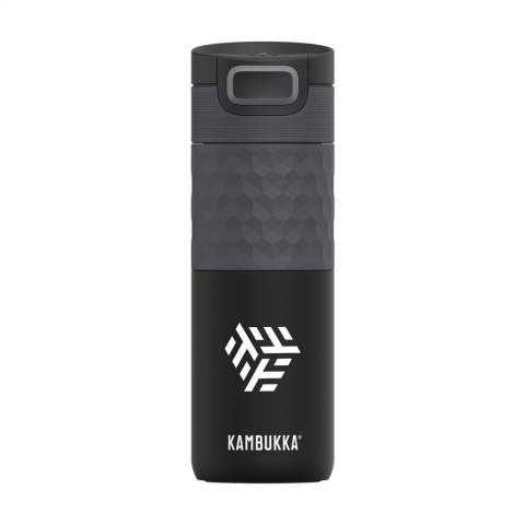 De ideale thermosbeker voor onderweg van het merk Kambukka® • excellente kwaliteit • fraaie vormgeving • handig formaat • vacuümgeïsoleerd 18/8 RVS • houdt dranken tot 9 uur warm en tot 18 uur koud • 3-in-1 deksel met 2 drinkposities: even drukken en snel een slok nemen of volledig openen om zonder knoeien, net zo comfortabel te drinken als uit een mok • gemakkelijk te reinigen dankzij Snapclean®: met één handeling verwijder je het binnenste, vaatwasserbestendige mechanisme • universeel deksel: past ook op andere Kambukka® drinkflessen • het deksel is vaatwasserbestendig - de beker met de hand afwassen • rubberen grip • antislipbodem • 100% lekvrij • inhoud 500 ml. • De zwarte thermosbeker kan niet worden voorzien van een lasergravure.       VOORRAAD INFORMATIE: Tot 1.000 stuks beschikbaar binnen 10 werkdagen. Uitzonderingen voorbehouden.
