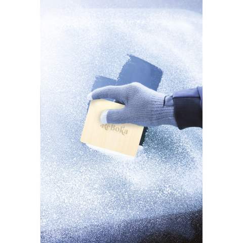 WoW! Un grattoir à glace en matériau 100% naturel : placage de bouleau suédois. Plusieurs couches de placage de bouleau sont collées pour former une planche de bois solide, à partir de laquelle ce grattoir à glace est fabriqué. Ce grattoir à glace possède une couche protectrice brillante et hydrofuge, tandis que sa forme carrée le rend facile à utiliser. Le gel ne nous fait plus peur !