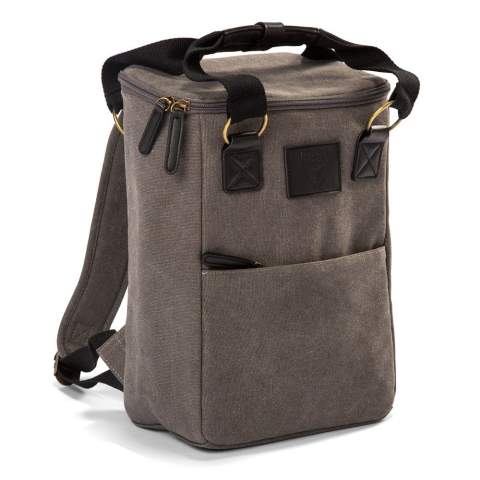 Sac isotherme en toile Orrefors Hunting. Sac à dos élégant et compact en toile solide, avec un grand compartiment principal et trois petites poches pour les accessoires. Extérieur en toile résistante et sangles dorsales réglables. Les sacs isothermes Orrefors Hunting se distinguent comme des produits de qualité solides et robustes que vous pouvez utiliser partout et à tout moment, conçus pour les personnes qui aiment être à l'extérieur et dans la nature.