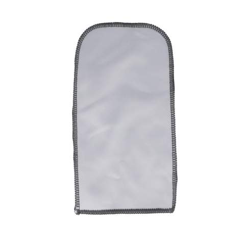 Cet étui à lunettes est fabriqué en 400g/m² de PET 100% recyclé. L'extérieur est en microfibre lisse à tissage plat et l'intérieur est en tissu éponge pour offrir une protection supplémentaire à vos lunettes. Apposez votre marque sur l'ensemble de ce produit grâce à un motif de sublimation en couleur. 