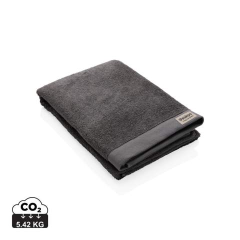 Serviette de bain 500 grammes, grande taille, fabriquée à partir de 30% de coton recyclé. Cette serviette Ukiyo est ultra-douce pour la peau, sèche rapidement et offre une grande capacité d'absorption. Avec traceur AWARE™ qui valide l'utilisation authentique du coton recyclé. Chaque serviette permet d'économiser 741,4 litres d'eau. 2% du produit de la vente de chaque produit Impact sera reversé à Water.org. Lavable en machine. Fabriqué au Portugal.