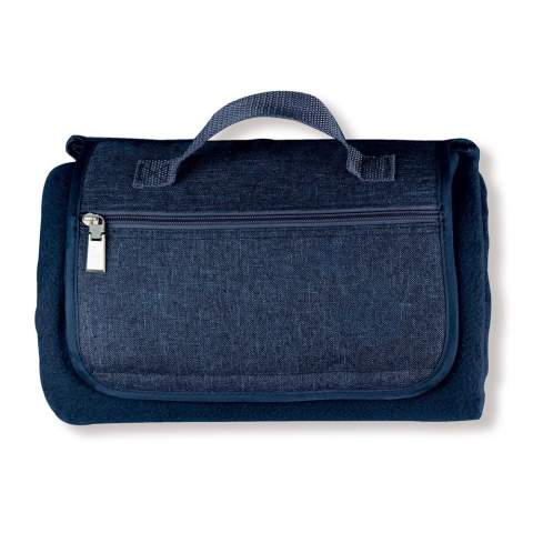 Bequeme Picknick-Decke aus weichem Fleece-Stoff mit einer wasserabweisenden Rückseite. Die Tasche hat ein Fach mit Reißverschluss wo kleine Gegenstände verstaut werden können und der angebrachte Griff erleichtert das Tragen.
