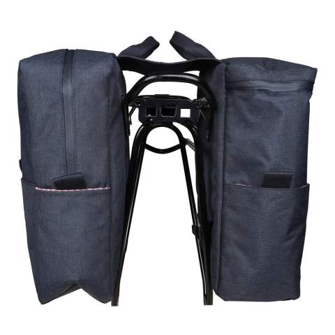 Double sacoche pour vélo en R-PET chiné. L’une des sacoches est isotherme et garde les aliments et les boissons au frais pendant le trajet. L'autre sacoche contient un ensemble complet de pique-nique pour 4 personnes. La doublure à carreaux lisses donne une touche surprenante à ce sac moderne. Un côté d’une sacoche possède un compartiment spécial pour bouteille de vin. 