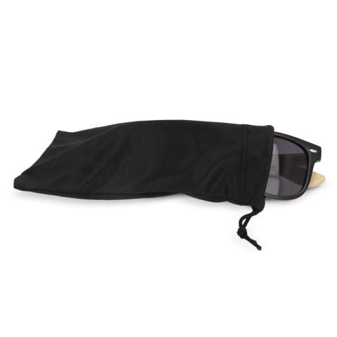 Protégez vos lunettes de soleil avec notre pochette écologique en RPET. Fabriqué à partir de bouteilles en plastique recyclées, il s'agit d'un choix durable qui protège vos lunettes et assainit l'environnement. Procurez-vous le vôtre dès maintenant et ayez l'air bien tout en faisant le bien !
