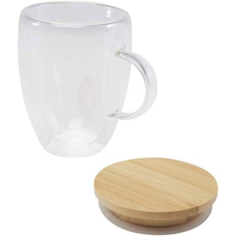 Gobelet isotherme en verre à double paroi de 350 ml. Il permet de garder les boissons chaudes plus longtemps. Le couvercle en bambou inclus fournit une isolation supplémentaire, aide à prévenir les fuites et à préserver l'arôme de la boisson, ce qui en fait un choix pratique pour un usage quotidien.