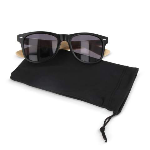 Protégez vos lunettes de soleil avec notre pochette écologique en RPET. Fabriqué à partir de bouteilles en plastique recyclées, il s'agit d'un choix durable qui protège vos lunettes et assainit l'environnement. Procurez-vous le vôtre dès maintenant et ayez l'air bien tout en faisant le bien !