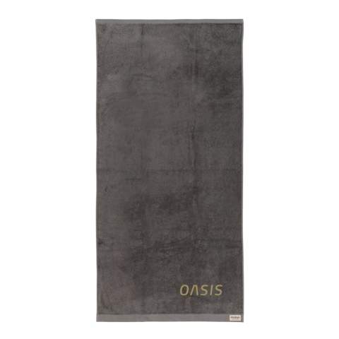 Serviette de bain 500 grammes, grande taille, fabriquée à partir de 30% de coton recyclé. Cette serviette Ukiyo est ultra-douce pour la peau, sèche rapidement et offre une grande capacité d'absorption. Avec traceur AWARE™ qui valide l'utilisation authentique du coton recyclé. Chaque serviette permet d'économiser 741,4 litres d'eau. 2% du produit de la vente de chaque produit Impact sera reversé à Water.org. Lavable en machine. Fabriqué au Portugal.