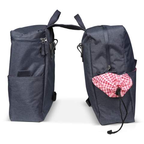 Double sacoche pour vélo en R-PET chiné. L’une des sacoches est isotherme et garde les aliments et les boissons au frais pendant le trajet. L'autre sacoche contient un ensemble complet de pique-nique pour 4 personnes. La doublure à carreaux lisses donne une touche surprenante à ce sac moderne. Un côté d’une sacoche possède un compartiment spécial pour bouteille de vin. 