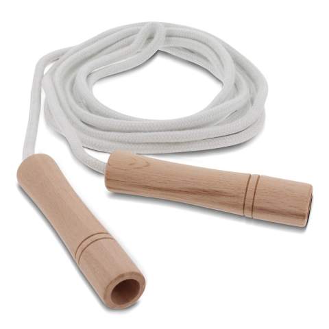 Corde à sauter avec poignées en bois pour une utilisation ludique et sportive. Cette corde à sauter a un design élégant et vous donne l'occasion de vivre un moment sportif n'importe où. La corde à sauter est emballée dans une pochette en coton.