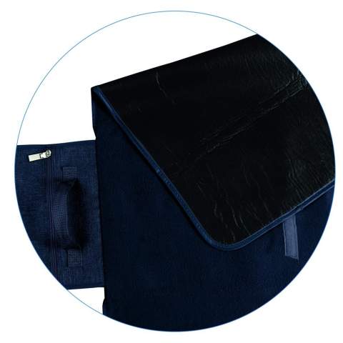 Bequeme Picknick-Decke aus weichem Fleece-Stoff mit einer wasserabweisenden Rückseite. Die Tasche hat ein Fach mit Reißverschluss wo kleine Gegenstände verstaut werden können und der angebrachte Griff erleichtert das Tragen.