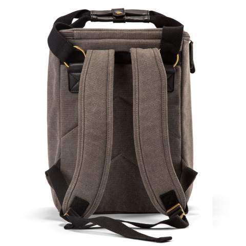 Sac isotherme en toile Orrefors Hunting. Sac à dos élégant et compact en toile solide, avec un grand compartiment principal et trois petites poches pour les accessoires. Extérieur en toile résistante et sangles dorsales réglables. Les sacs isothermes Orrefors Hunting se distinguent comme des produits de qualité solides et robustes que vous pouvez utiliser partout et à tout moment, conçus pour les personnes qui aiment être à l'extérieur et dans la nature.