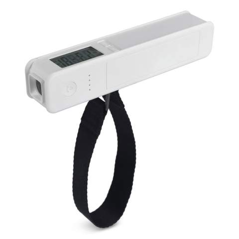 Diese 5-in-1-Multifunktions-Powerbank vereint Gepäckwaage, Taschenlampe, Lineal, Temperaturmesser und 2.600-mAh-Akku. Wiegt bis zu 50 kg, misst in cm und °C – ideal für unterwegs. Aus recyceltem ABS, perfekt für Reisen.